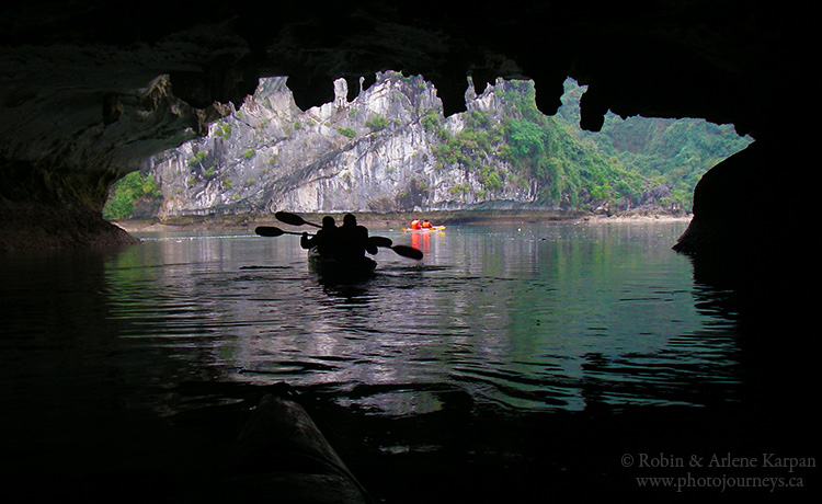 kayak halong bay vietnam
