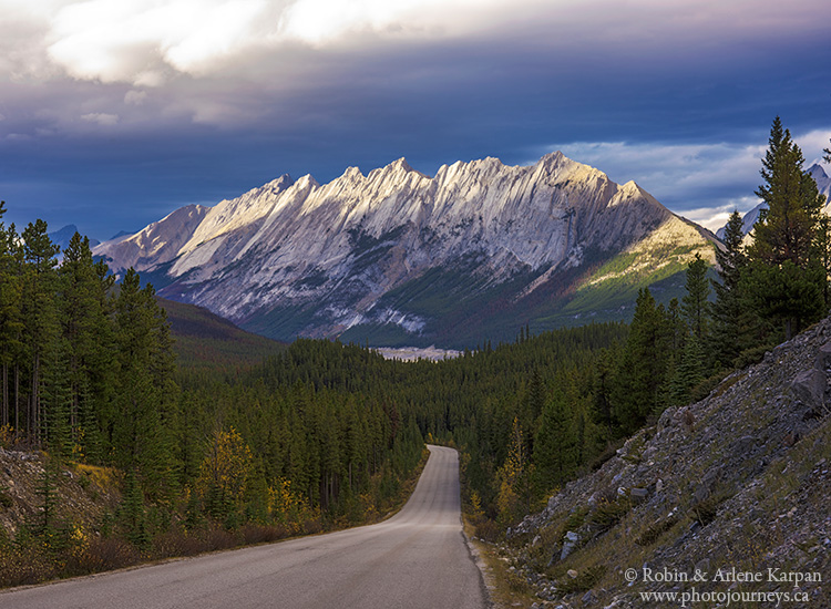 Drive to Maligne Lake